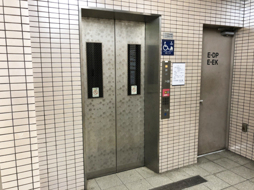 2. 出口❸の方へ進むと、右側にエレベーターがあります。 地上に出て右に進むと右側に印刷会社があります。